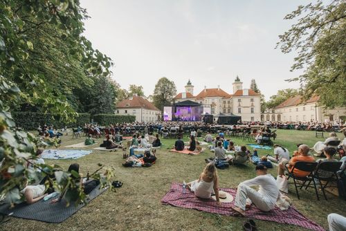 Klasyka w plenerze: Break in Classic 2026 z DOMOTEKĄ jako partnerem strefy relaksu